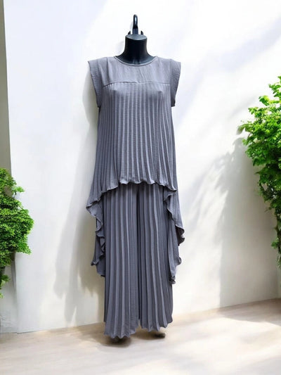 Crew neck top Pleated straight pants Two-piece suit